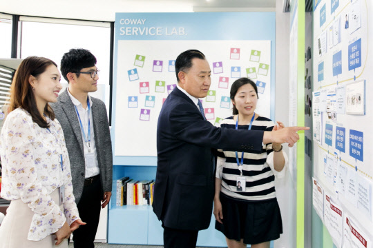 2일 이해선 코웨이 대표이사(왼쪽 세번째)와 임직원들이 코웨이 서비스 랩에서 서비스 혁신 활동에 대한 의견을 나누고 있다. <코웨이 제공>